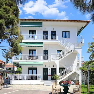 κάντε κράτηση εδώ